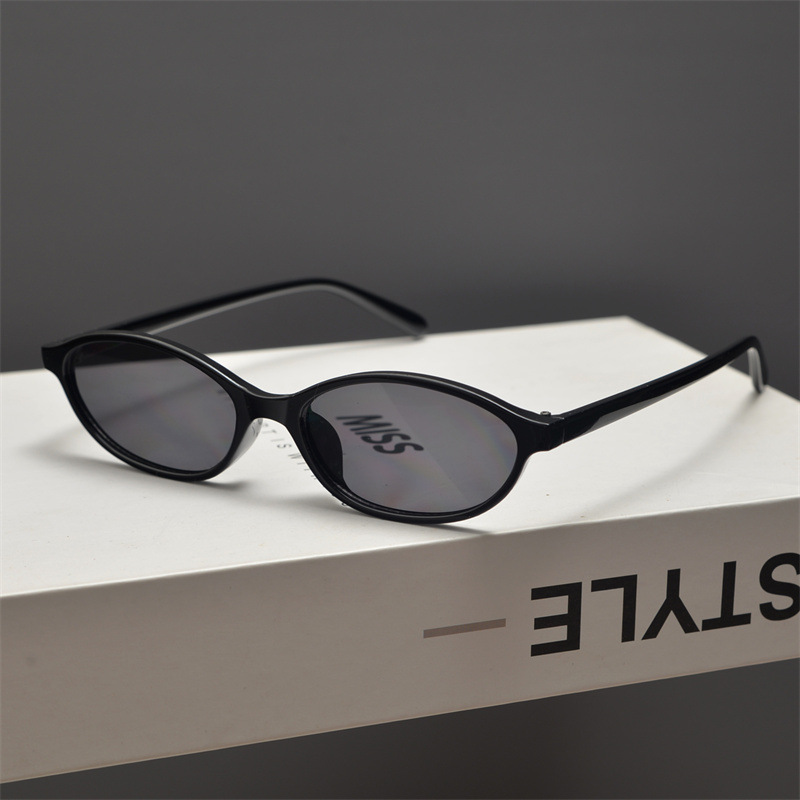 New Retro Oval Cat Eye Sunglas - Women'S Fashion In The 90S recensione e prezzo